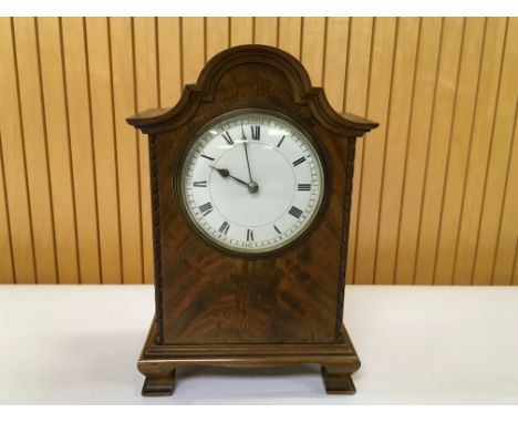 A SMALL MAHOGANY CASED MANTLE CLOCK WITH R & CO PARIS DRUM MOVEMENT 23CM 