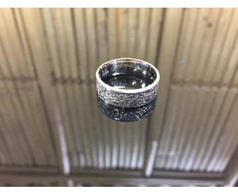 FLAT COURT FLORAL/FOLIATE DI CUT WEDDING RING