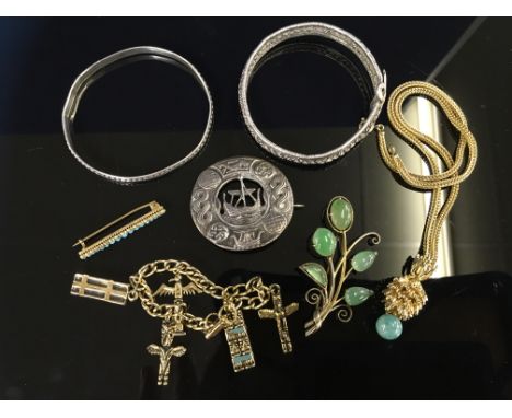 A CELTIC SILVER BROOCH, 2 WHITE METAL BANGLES, A JADE LEAF BROOCH, A PINEAPPLE NECKLACE, TURQUOISE BAR BROOCH AND A CHARM BRA