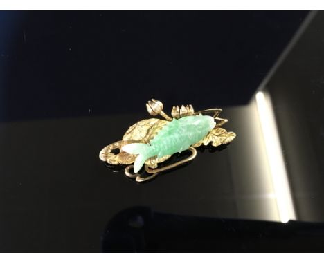 A 14CT. GOLD JADE FISH BROOCH