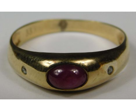 Ring. Gold - Gehalt 333. 2 Diamanten und ein Rubin Cabochon.1,5 Gramm Gesamtgewicht. Siehe Fotos. Versand kann organisiert we