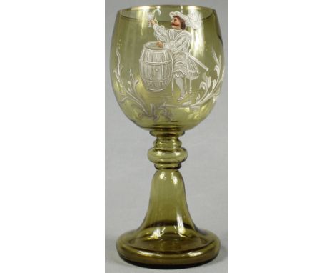 Historismus Glas Pokal.Höhe: 23,5 cm. Durchmesser: 10,5 cm. Mundgeblasenes Grünglas. Kaltemaille Malerei eines zechenden Ritt