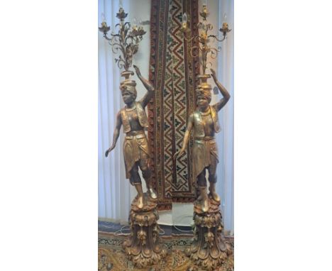 Ein Paar Leuchtermohren. Venedig, Italien. Antik.Höhe: 225 cm. Holz geschnitzt. Gefasst. Alte Fassung. Für 5 Leuchterkerzen. 