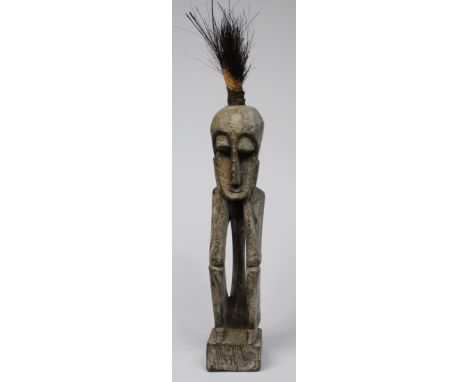 Ahnenfigur? Yasa-Figur? Wohl West-Afrika.45 cm hoch mit den stylisierten Haaren x 7 cm x 7 cm. Leichtes Holz handgeschnitzt, 