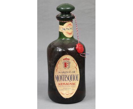 1 ganze Flasche Armagnac Marquis de Montesquiou. AC.Pernod. Condom. Gers. Eau de vie. Apfelbrand. Alt. Frankreich. 0.7 l. Sie