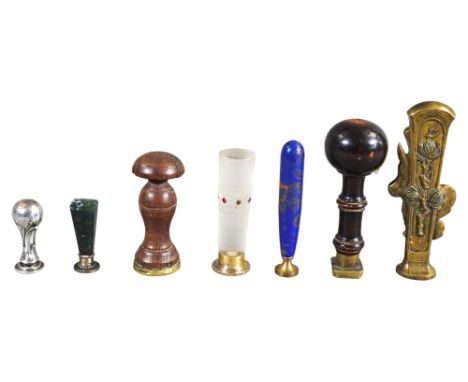 Konvolut von sieben Petschaften Holz/Messing/Bronze/Glas/Stein/Kunststoff. Konvolut bestehend aus 2 Stempeln mit Holzgriff un