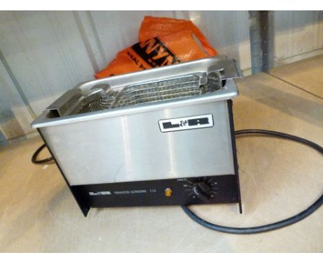 JEWELLERY & WATCH CLEANER. Professional L & R transistor jewellery and sonic watch cleaner