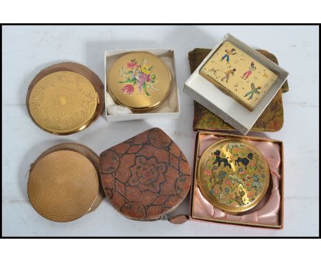 A collection of vintage 20th century compacts to include Mascot, engine turned, 1950s black jazz band by Vogue, etc. Some in 