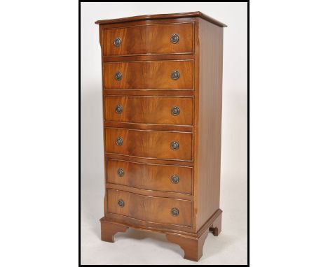 A good quality upright serpentine fronted mahogany chest of drawers being raised on bracket feet with a series of 6 drawers h