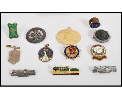 A group of vintage 20th century pin badges to include Home Guard, WW1 sweet heart brooch, enamel badges, silver etc.