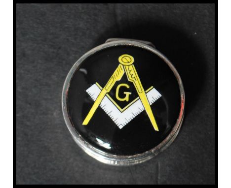 A 925 silver pill box having an enamel masonic motif to lid. Marked 925. Weight 16.9g. Measures 2.5 cms.