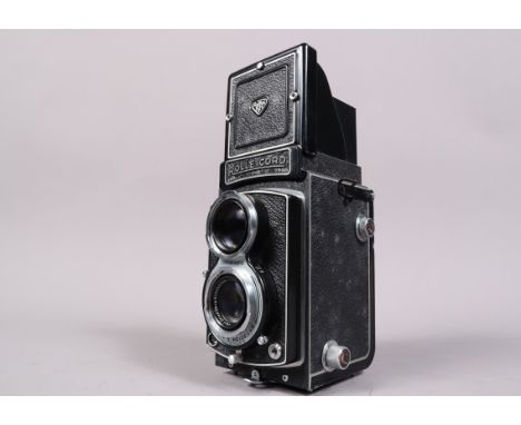 A Rolleicord III TLR Camera, serial no 1176932, shutter working, body F-G, some blemishes to leatherette, with Carl Zeiss Jen