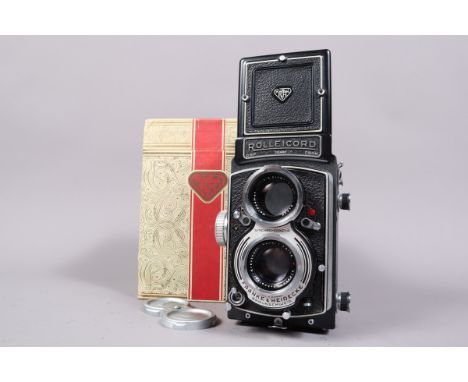 A Rolleicord V TLR Camera, serial no 1524889, shutter working, body G, slight wear, with Schneider Kreuznach 75mm f/3.5 Xenar