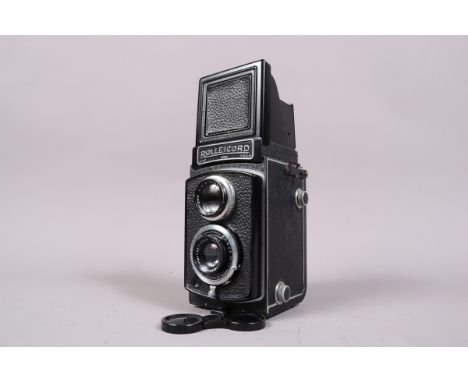 A Rolleicord Ia TLR Camera, type 2, serial no on lens 2376896, shutter sluggish/sticking on slow speeds, body G, one or two p