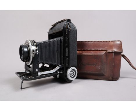 A Voigtlander Bessa RF Folding Rangefinder Camera, serial no 5506079, body F-G, rips to front leatherette by door hinge, Comp