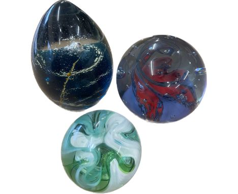 Selection 3 named vintage glass paperweights to include Caithness, Selkirkglass, one other