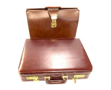 2 Vintage leather travel cases
