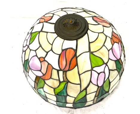 Tiffany style lamp shade measures approx 17 inches diameter