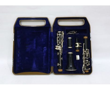 Yamaha clarinet in case and a chrome music holding clamp (2)