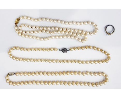 Quantity of costume jewellery&nbsp;to include simulated pearl necklaces, various, sundry beads, rings, bracelets, etc, jewell