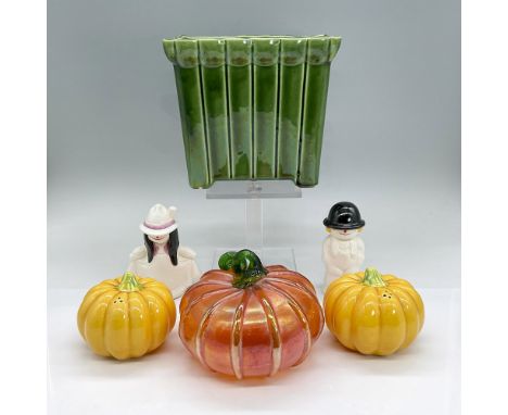 Fun lot of Autumn and Halloween items. Pair of porcelain pumpkin shakers, Vallona Stars backstamp. Two Goebel figurines of a 