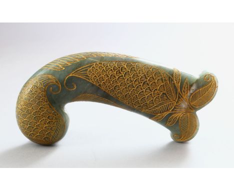 A GOOD EARLY 20TH CENTURY INDIAN MUGHAL CARVED JADE DAGGER KHANJAR HANDLE, incised gilded decoration depicting flora, 13cm lo