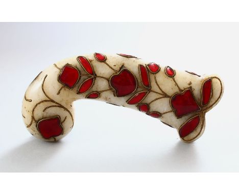 A GOOD EARLY 20TH CENTURY INDIAN MUGHAL CARVED JADE DAGGER KHANJAR HANDLE, inlaid with ruby like stones with gold colour wire