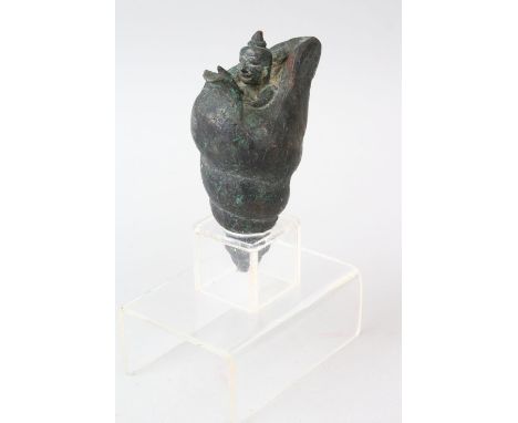 A GOOD 17TH / 18TH CENTURY SOUTH EAST ASIAN BRONZE FIGURE, the figure of a deity / god inside a conch shell, with a fitted pe