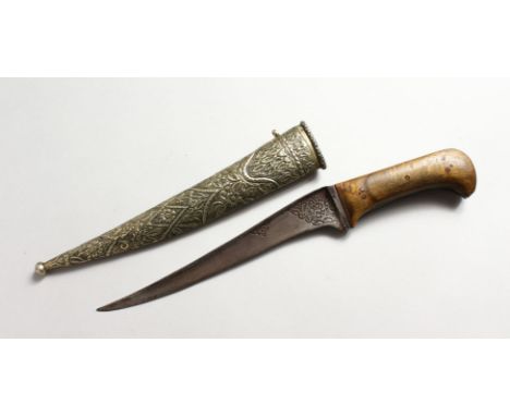 A GOOD 19TH CENTURY ISLAMIC MUGHAL PESH KABZ KNIFE WITH A RHINOCEROS HORN HILT, with a embossed floral white metal scabbard, 