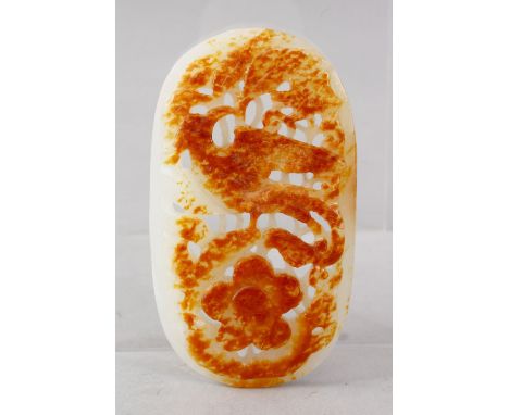 A GOOD QUALITY CHINESE CARVED WHITE JADE PENDANT / PEBBLE, carved to depict phoenix bird amongst native flora, the stone with