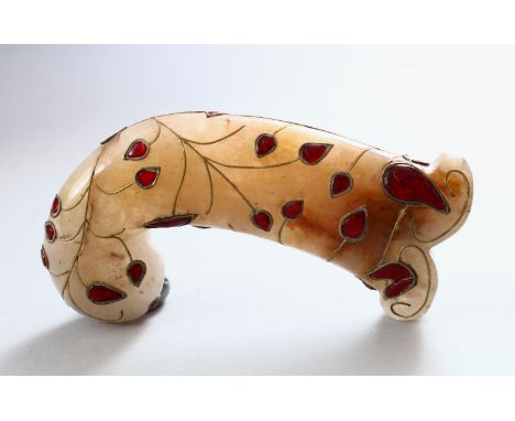 A GOOD EARLY 20TH CENTURY INDIAN MUGHAL CARVED JADE DAGGER KHANJAR HANDLE, inlaid with ruby like stones with gold colour wire