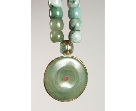 A GOOD CHINESE JADE / JADELIKE HARDSTONE BEAD NECKLACE AND PENDANT, 44cm open