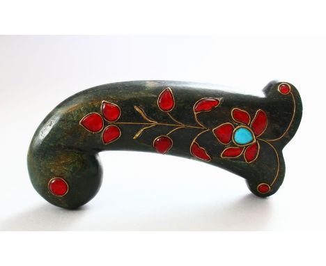 A GOOD EARLY 20TH CENTURY INDIAN MUGHAL CARVED JADE DAGGER KHANJAR HANDLE, inlaid with ruby like stones with gold colour wire