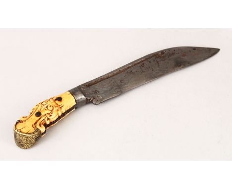 AN 18TH CENTURY SRI LANKAN HILTED PHIA KEATA DAGGER, with carved and metal mounted hilt, 32cm long.