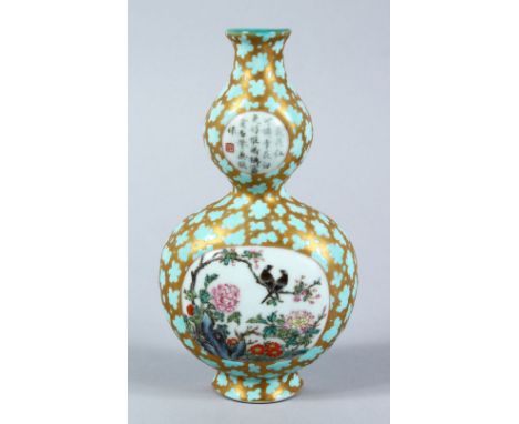 A GOOD CHINESE QIANLONG / QIANLONG STYLE PORCELAIN WALL HANGING VASE, the body with turquoise splash with gilding, the main p