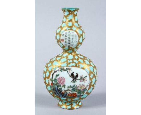 A GOOD CHINESE QIANLONG / QIANLONG STYLE PORCELAIN WALL HANGING VASE, the body with turquoise splash with gilding, the main p