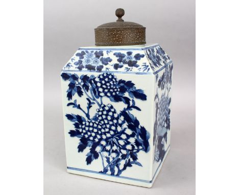 AN UNUSUAL 18TH / 19TH CENTURY CHINESE CANTON BLUE &amp; WHITE PORCELAIN TEA CADDY, the body decorated with typical native fl