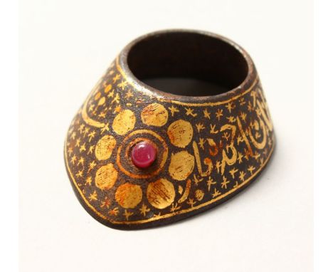 A GOOD 19TH CENTURY MUGHAL ISLAMIC GOLD INSCRIBED KOFTGARI ARCHER'S RING, with three sections of gold calligraphy and a gold 