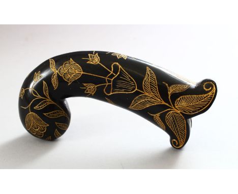 A GOOD EARLY 20TH CENTURY INDIAN MUGHAL CARVED JADE DAGGER KHANJAR HANDLE, incised gilded decoration depicting flora, 13cm lo