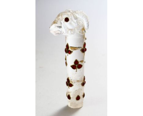 A FINE 19TH / 20TH CENTURY INDIAN MUGHAL CARVED ROCK CRYSTAL HANDLE OF A RAM'S HEAD, the body with gold colour wire inset wit