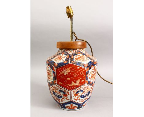 A GOOD 18TH / 19TH CENTURY CHINESE IMARI PORCELAIN VASE / LAMP, the vase decorated in typical imari palette depicting panels 