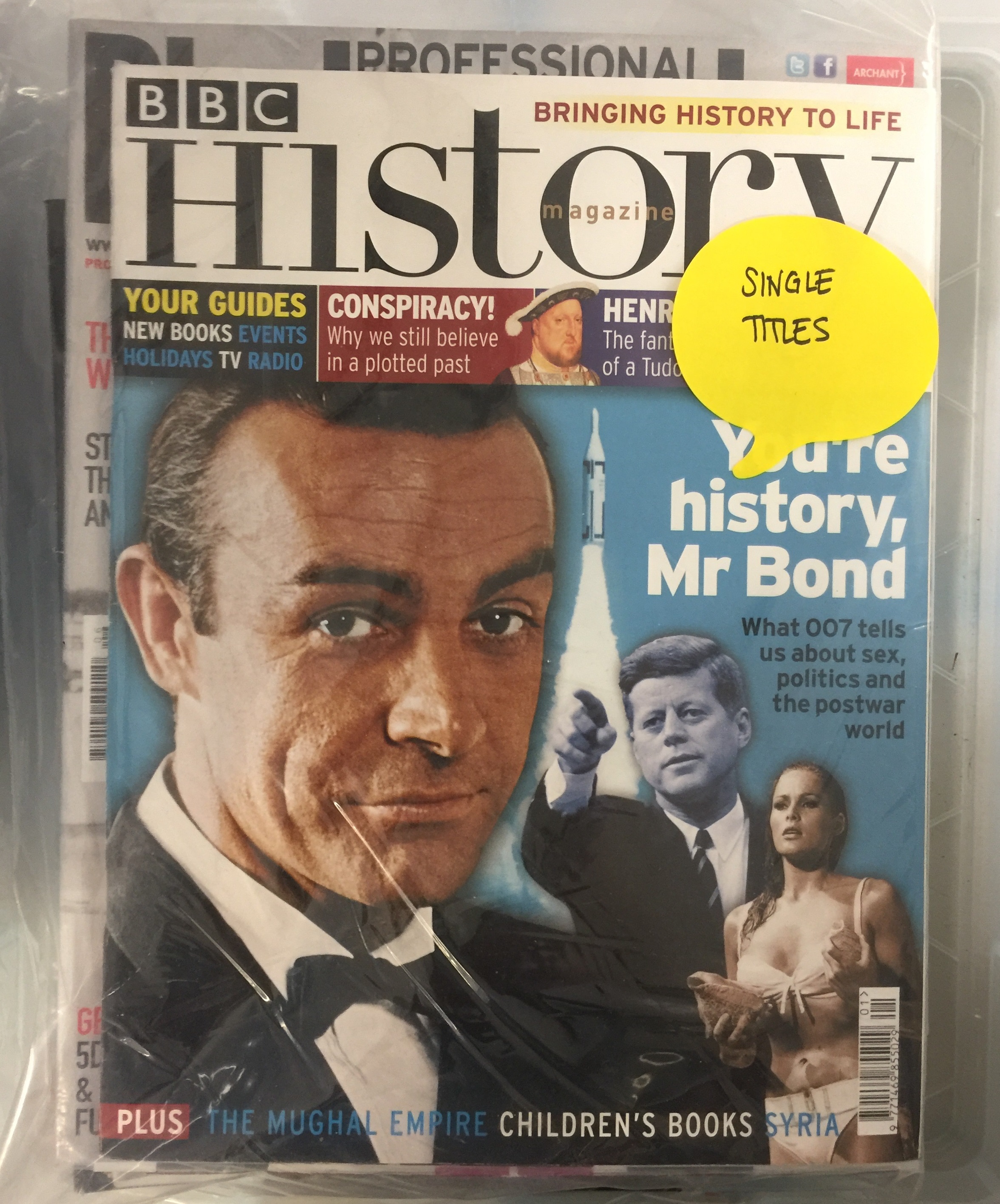 JAMES BOND MAGAZINES large collection of around 150 magazines featuring James Bond editorials.