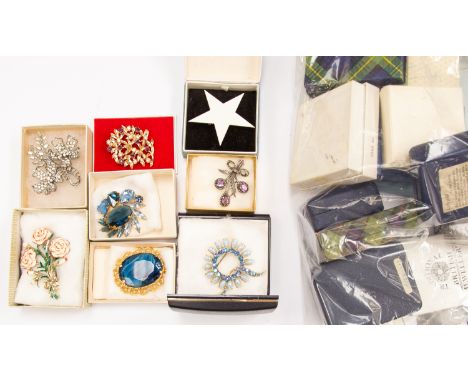 Brooches, various vintage including animal etc with necklace (28)