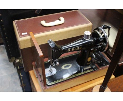 A Vintage Singer Sewing machine, cased 