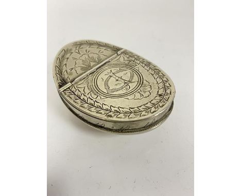 A Continental white metal snuff box of curved oval form with engraved hinged top, with cypher CJ (7.5cm x 5cm x 2cm)