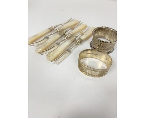 A Birmingham silver oval engine turned decorated napkin ring and a chased Birmingham silver napkin ring (32g) and a set of si