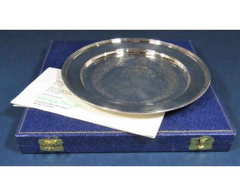 Cased silver Royal Jubilee plate,  maker R&amp;D, London 1977, 23 cm diameter, 11 oz approx 