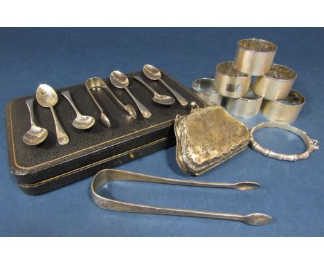 A mixed collection of cabinet silver to include a set of six engine turned silver napkin rings, silver purse, silver simulate