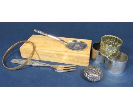 Mixed collection of bijouterie, silver and plate comprising a pair of sterling silver napkin rings with textured bands, furth