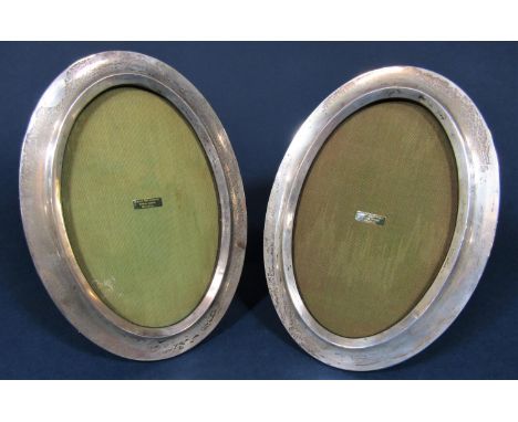 A pair of silver oval easel picture frames, internal measurement 18 x 11 cm (2) 